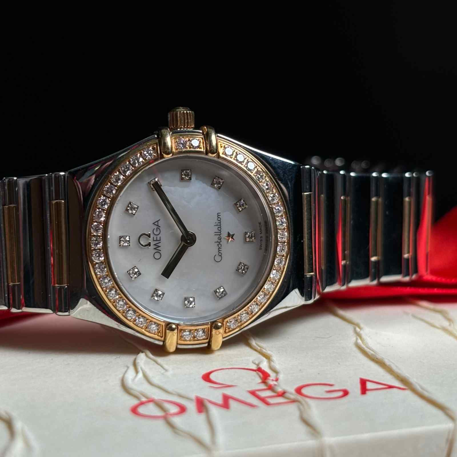 ساعت مچی زنانه امگا 25.5 میلیمتری وسط میخ طلا صفحه صدف تمام برلیان Omega Constellation مدل k-1376.71.00-59578940 - تصویر 2