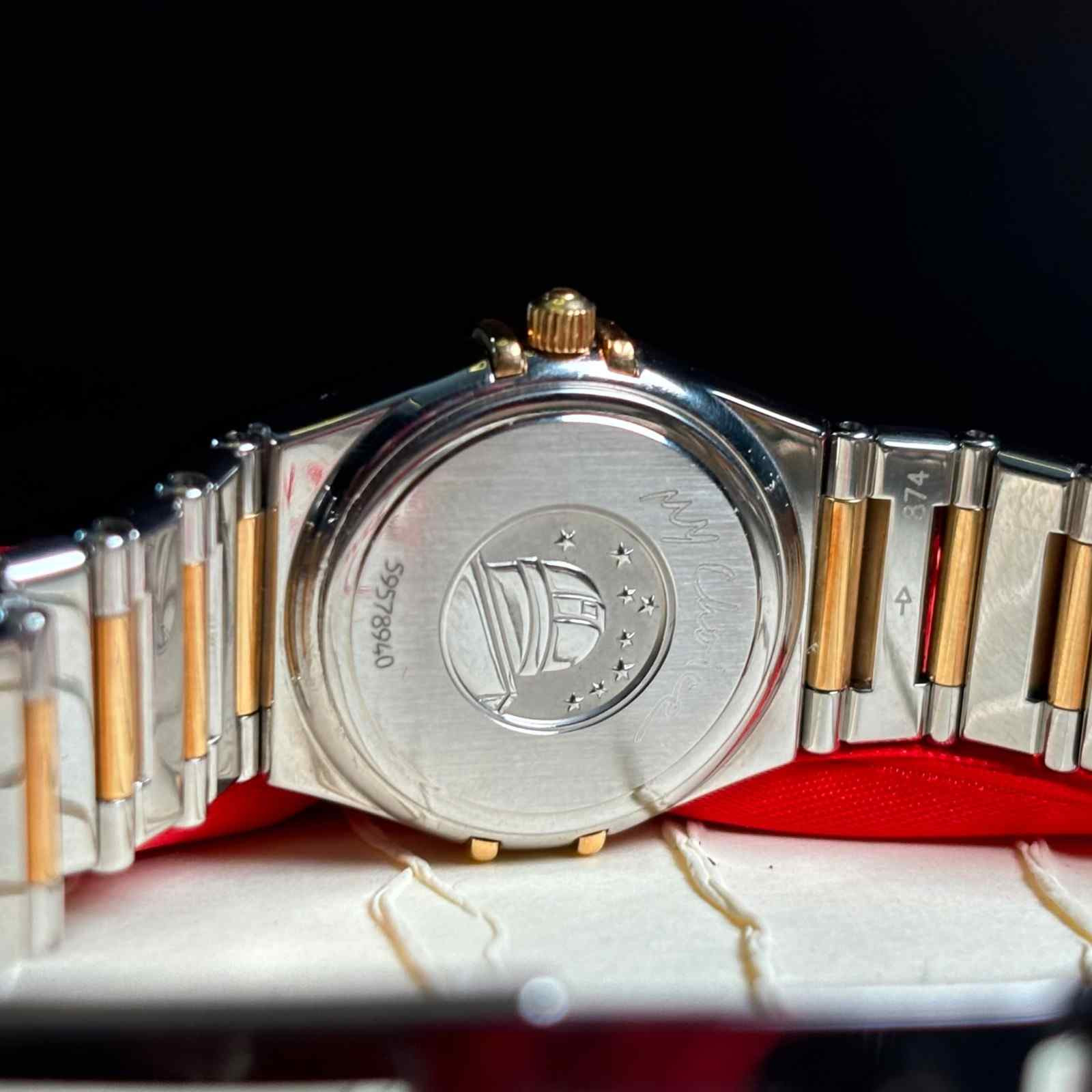 ساعت مچی زنانه امگا 25.5 میلیمتری وسط میخ طلا صفحه صدف تمام برلیان Omega Constellation مدل k-1376.71.00-59578940 - تصویر 3