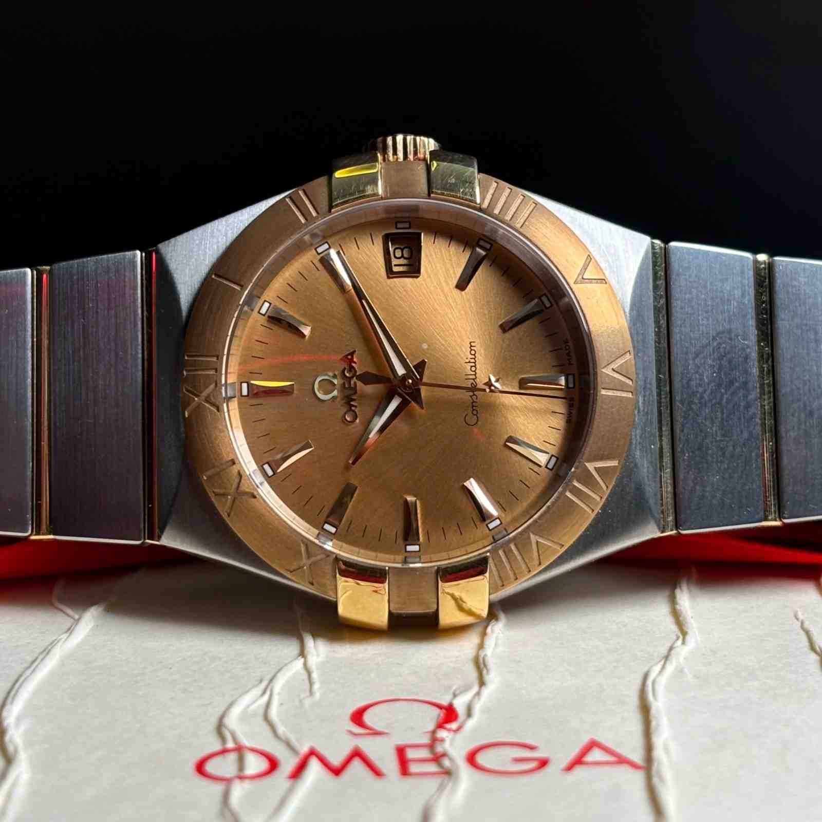 ساعت مچی مردانه امگا 35 میلیمتری تمام میخ طلا آکبند Omega Constellation مدل k-123.20.35.60.08.002-91068446 - تصویر 2