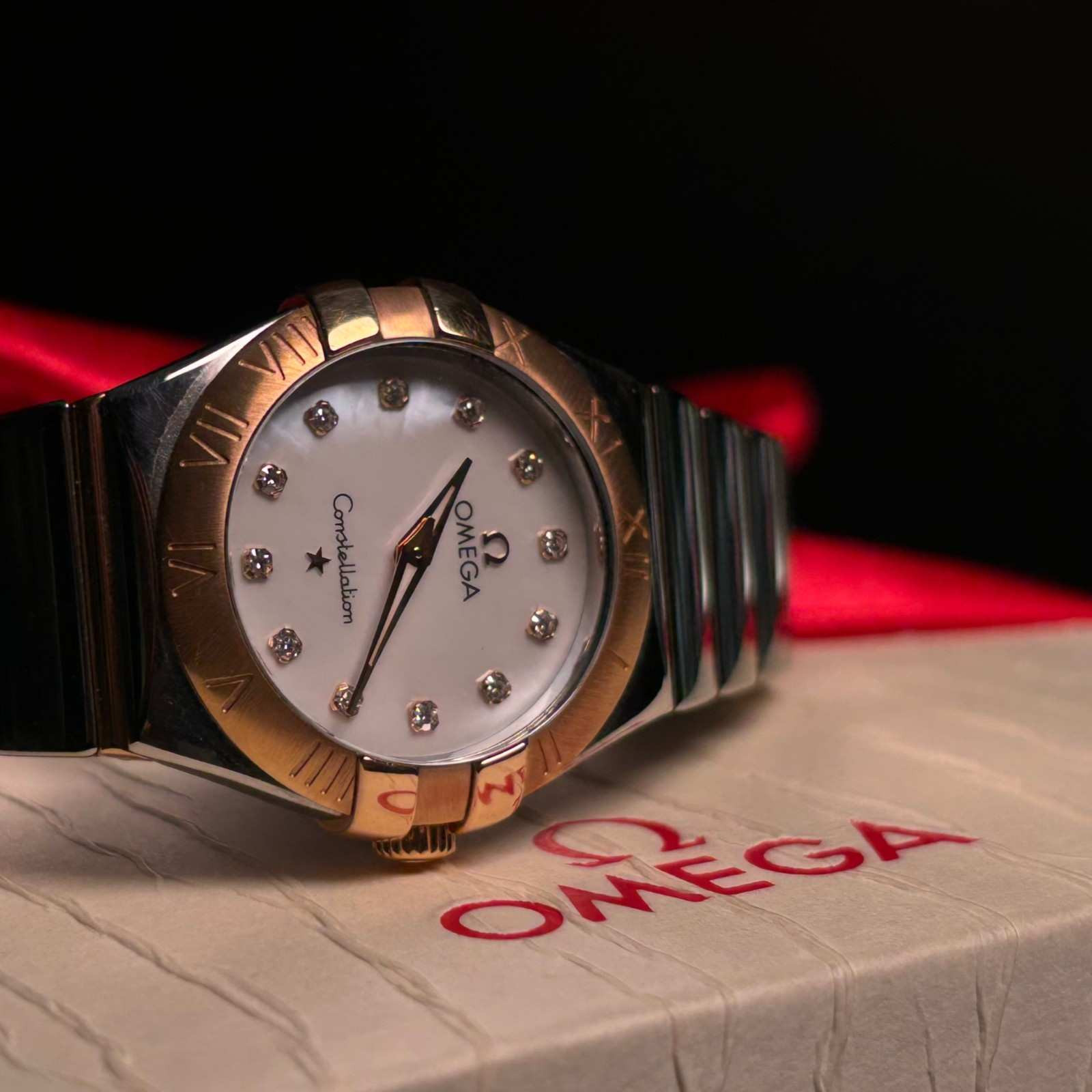 ساعت مچی زنانه امگا 27 میلیمتری تمام میخ طلا صفحه صدف برلیان Omega Constellation مدل k-123.20.27.60.55.002-91518128 - تصویر 2