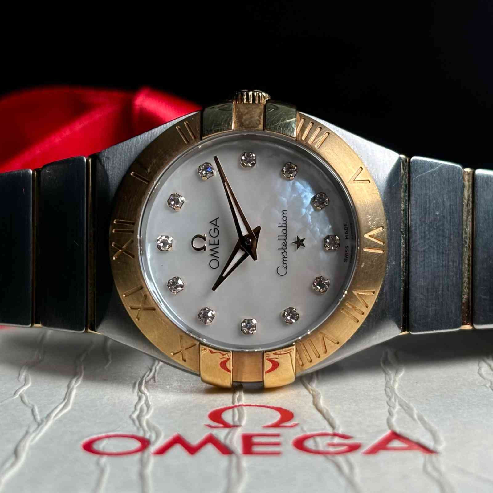 ساعت مچی زنانه امگا 27 میلیمتری صفحه صدف برلیان Omega Constellation New Face مدل k-123.20.27.60.55.003-92439923 - تصویر 2