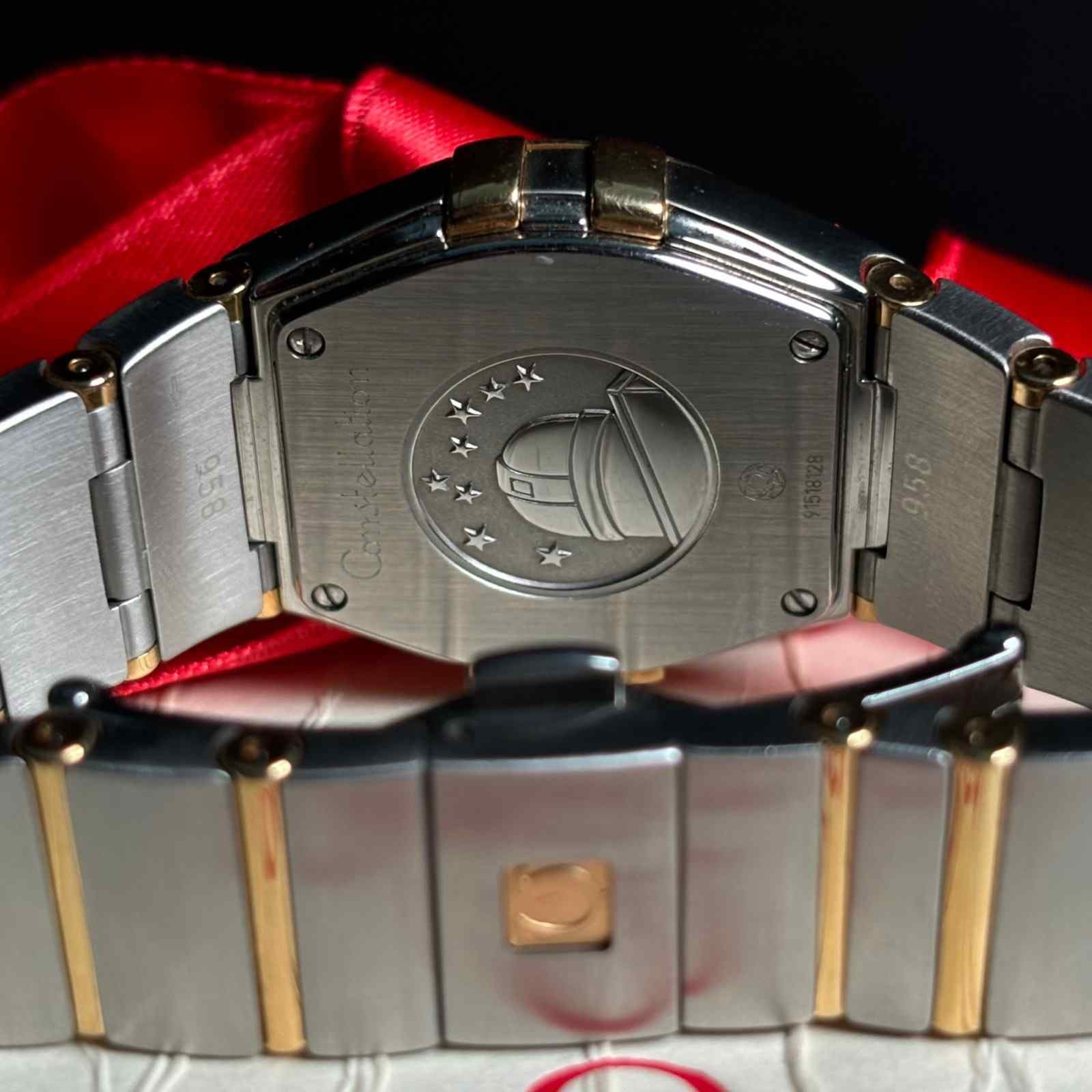 ساعت مچی زنانه امگا 27 میلیمتری صفحه صدف برلیان Omega Constellation New Face مدل k-123.20.27.60.55.003-92439923 - تصویر 3