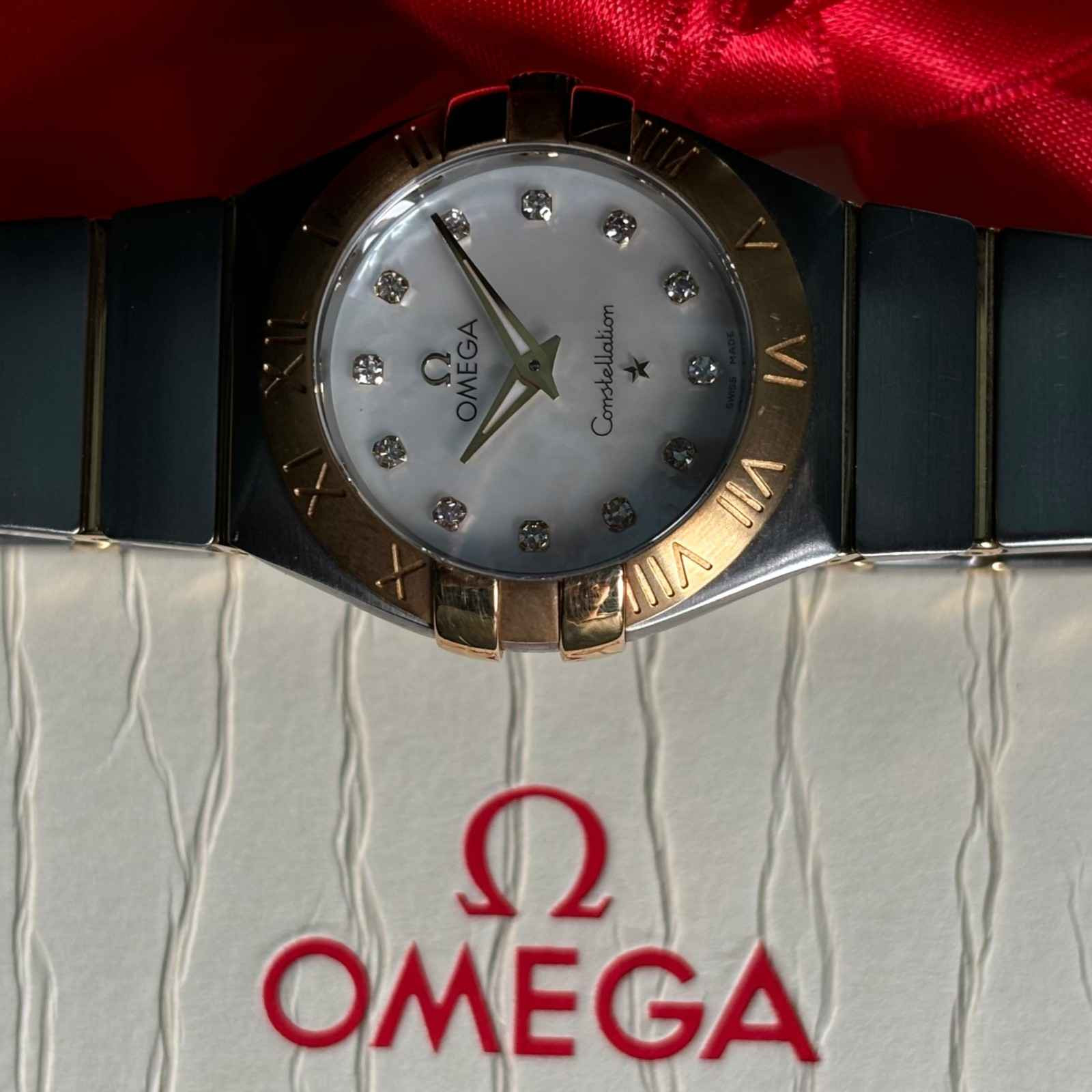 ساعت مچی زنانه امگا 27 میلیمتری صفحه صدف برلیان Omega Constellation New Face مدل k-123.20.27.60.55.003-92439923 - تصویر 4