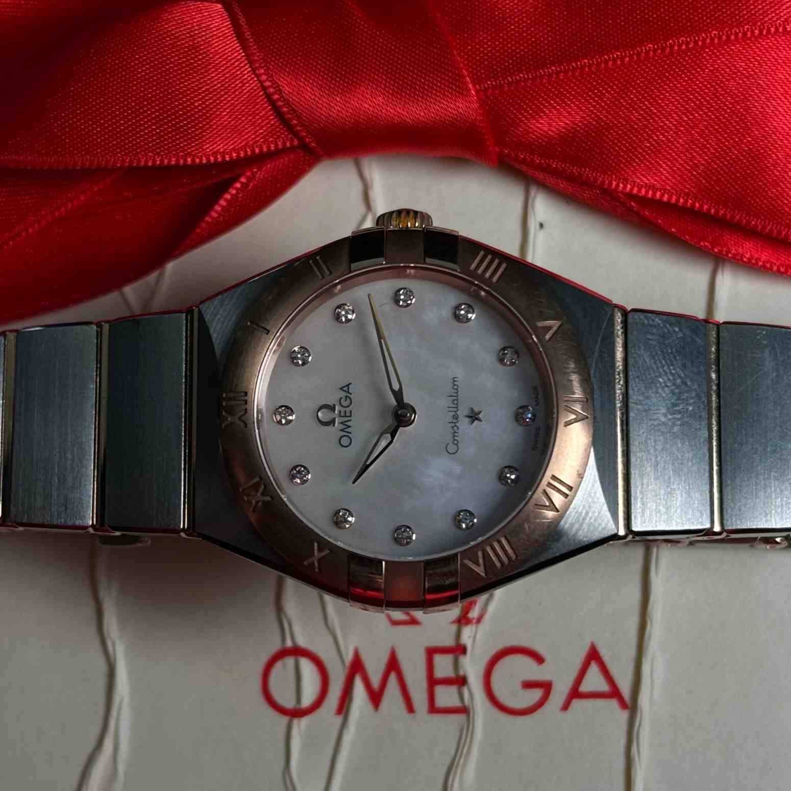 ساعت مچی زنانه امگا 28 میلیمتری New Face صفحه صدف برلیان Omega Constellation مدل k-131.20.28.60.55.001-93143060 - تصویر 2