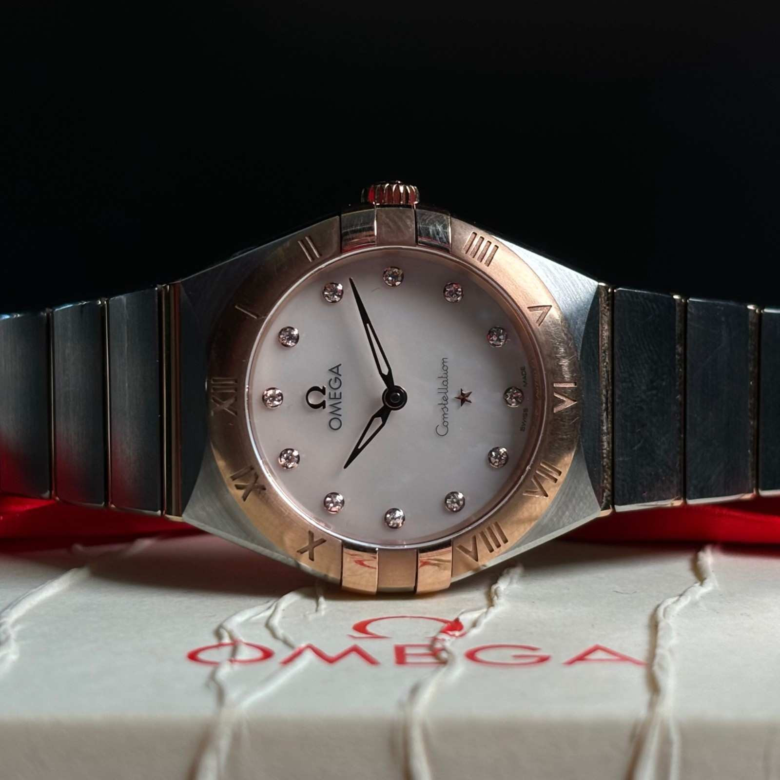 ساعت مچی زنانه امگا 28 میلیمتری New Face صفحه صدف برلیان Omega Constellation مدل k-131.20.28.60.55.001-93143060 - تصویر 4