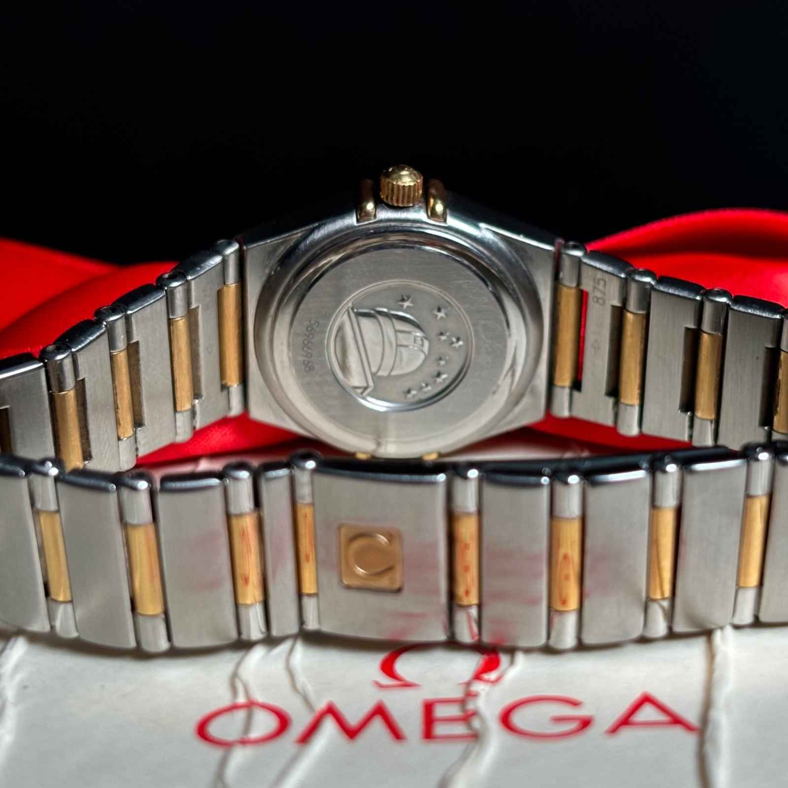 ساعت مچی زنانه امگا 22.5 میلیمتری وسط میخ طلا صفحه صدف زه برلیان Omega Constellation مدل k-1365.71.00-56966968 - تصویر 5