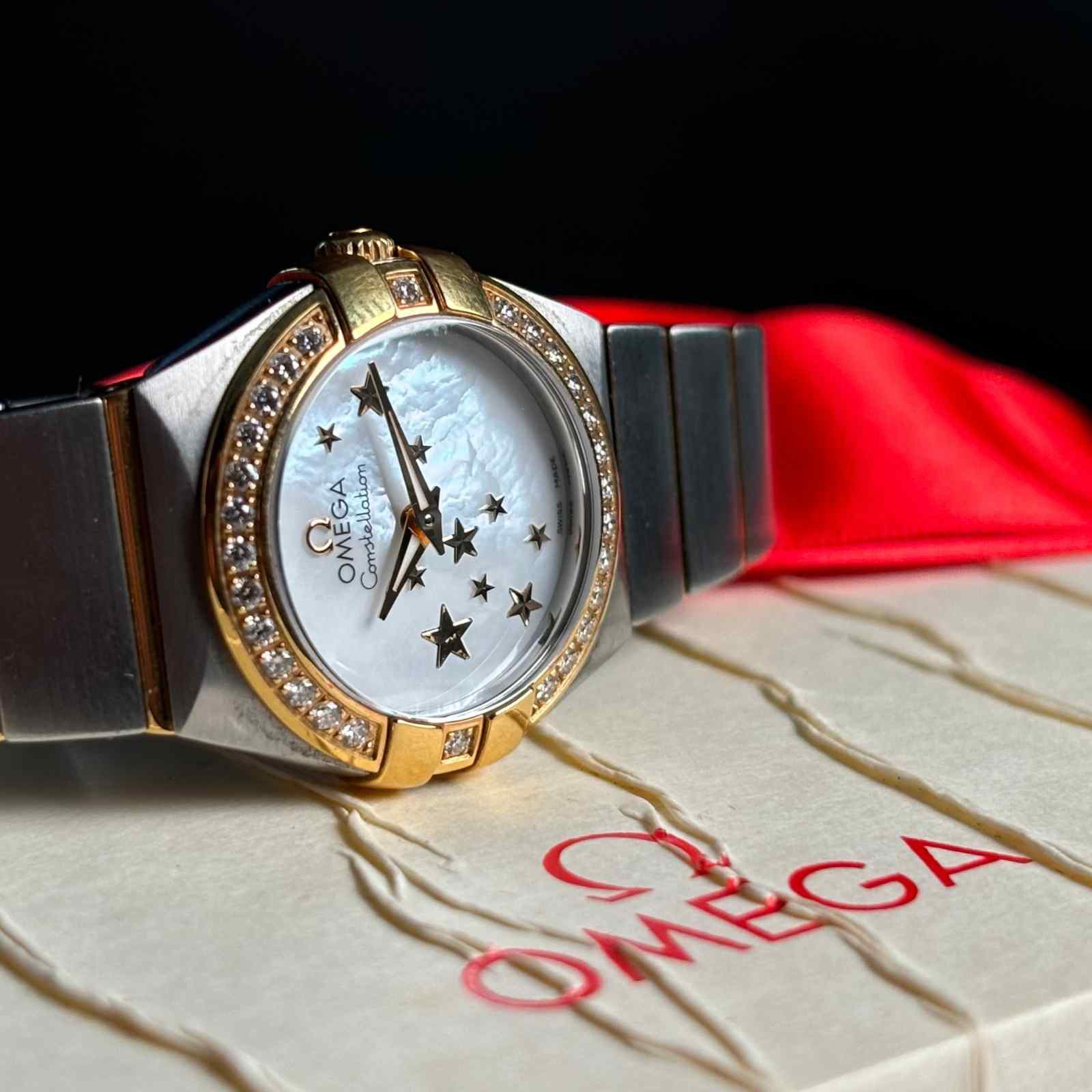 ساعت مچی زنانه امگا 24میلیمتری صفحه صدف زه برلیان Omega Constellation New Face مدل K-123.25.24.60.05.001-92234983 - تصویر 4