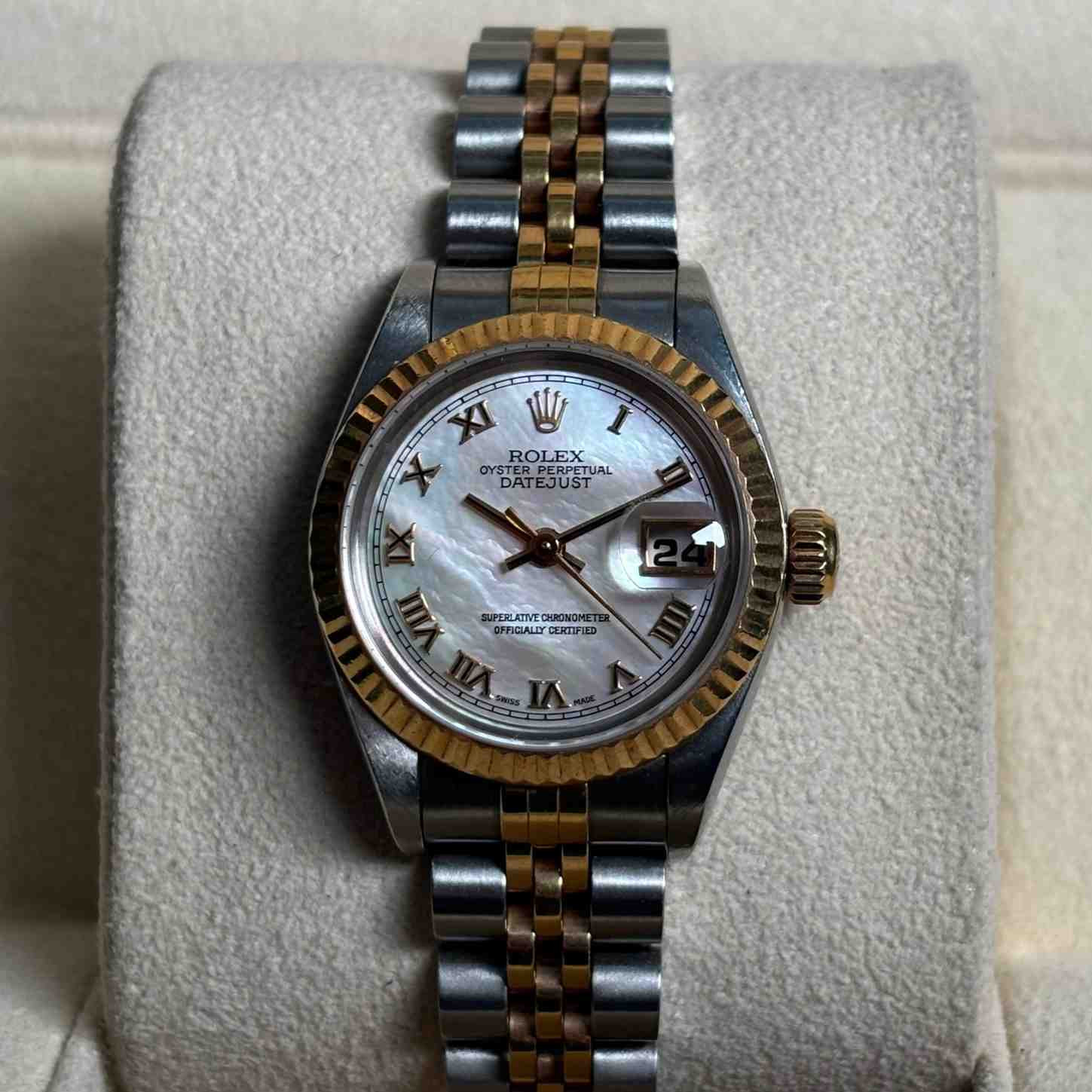 ساعت مچی زنانه رولکس 26 میلیمتری صفحه صدف ROLEX DATEJUST مدل K-W808161