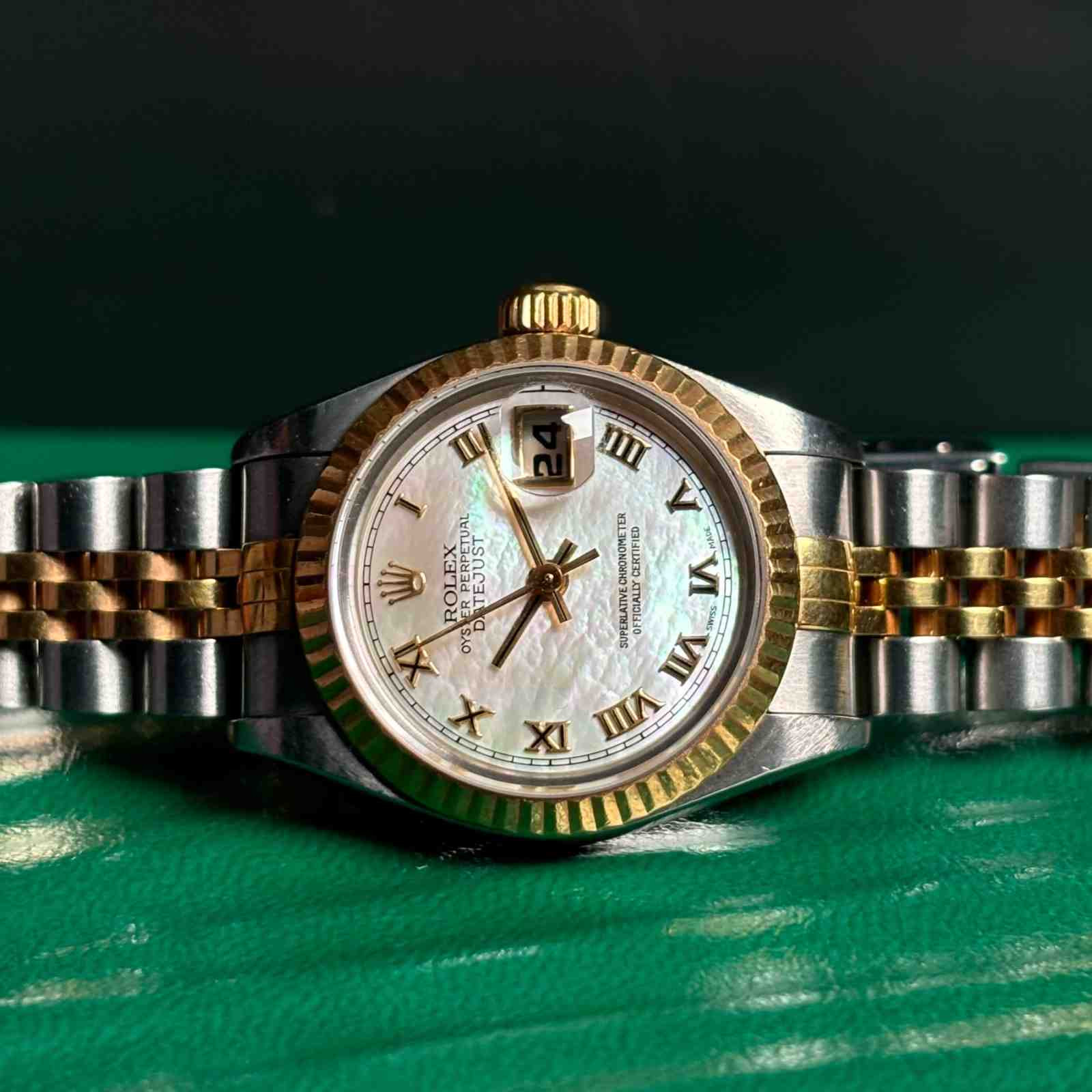 ساعت مچی زنانه رولکس 26 میلیمتری صفحه صدف ROLEX DATEJUST مدل K-W808161 - تصویر 2