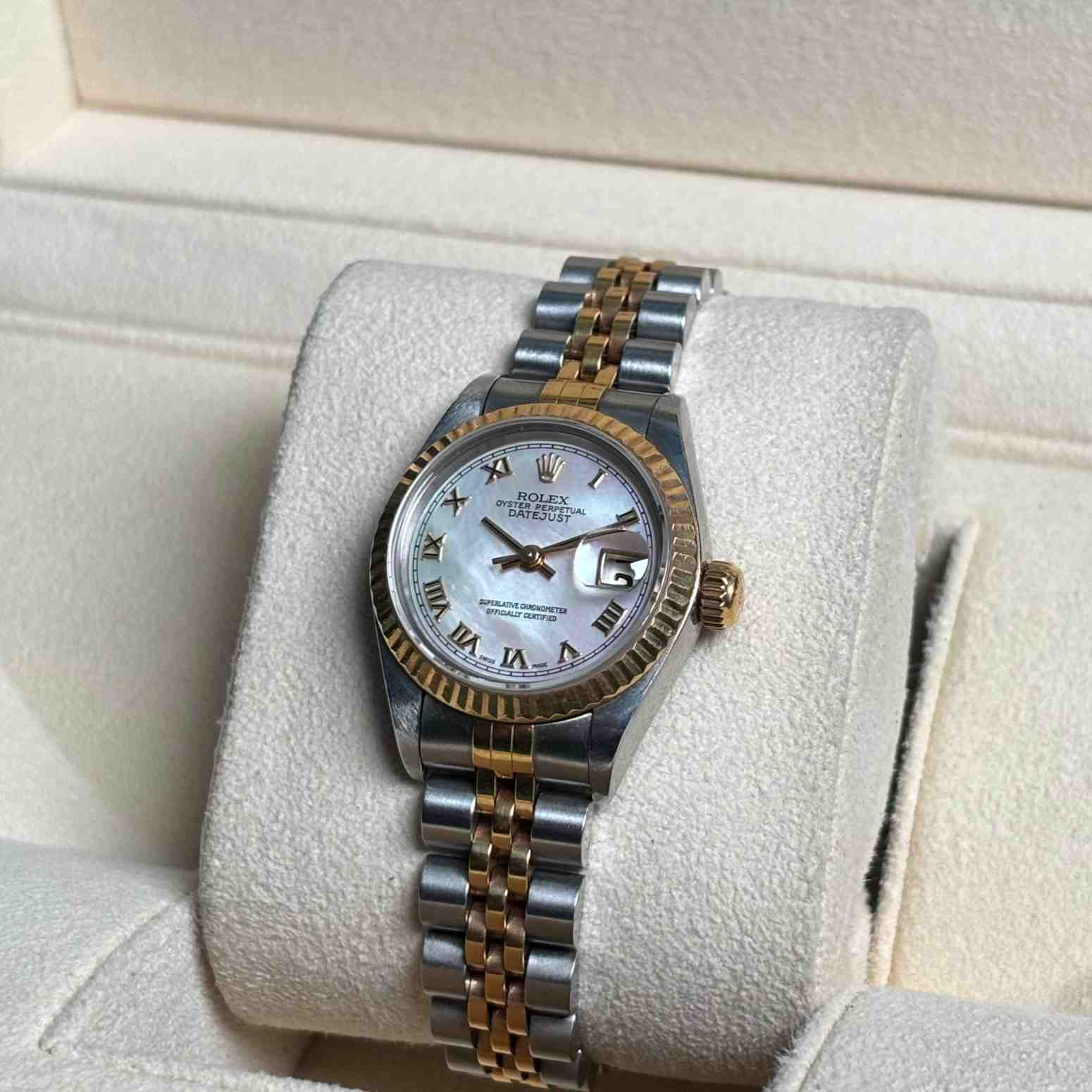 ساعت مچی زنانه رولکس 26 میلیمتری صفحه صدف ROLEX DATEJUST مدل K-W808161 - تصویر 4