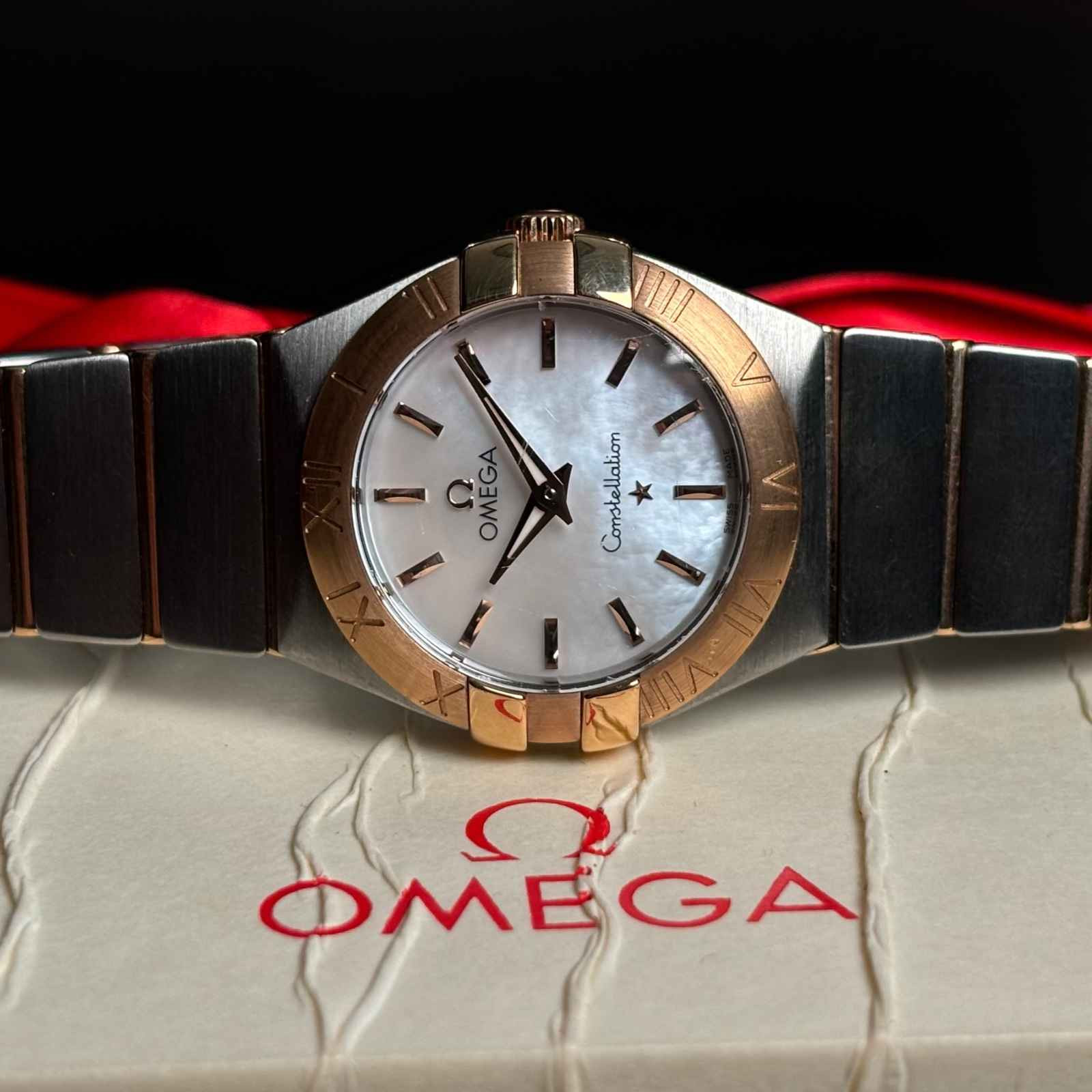 ساعت مچی زنانه امگا 27 میلیمتری تمام میخ طلا صفحه صدف Omega Constellation New Face مدل k-123.10.27.60.51.001-91824214 - تصویر 2