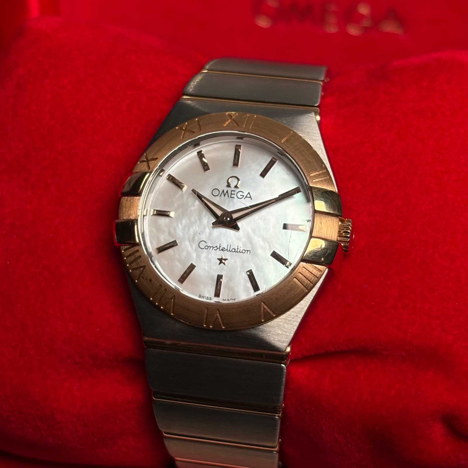ساعت مچی زنانه امگا 27 میلیمتری تمام میخ طلا صفحه صدف Omega Constellation New Face مدل k-123.10.27.60.51.001-91824214 - تصویر 4