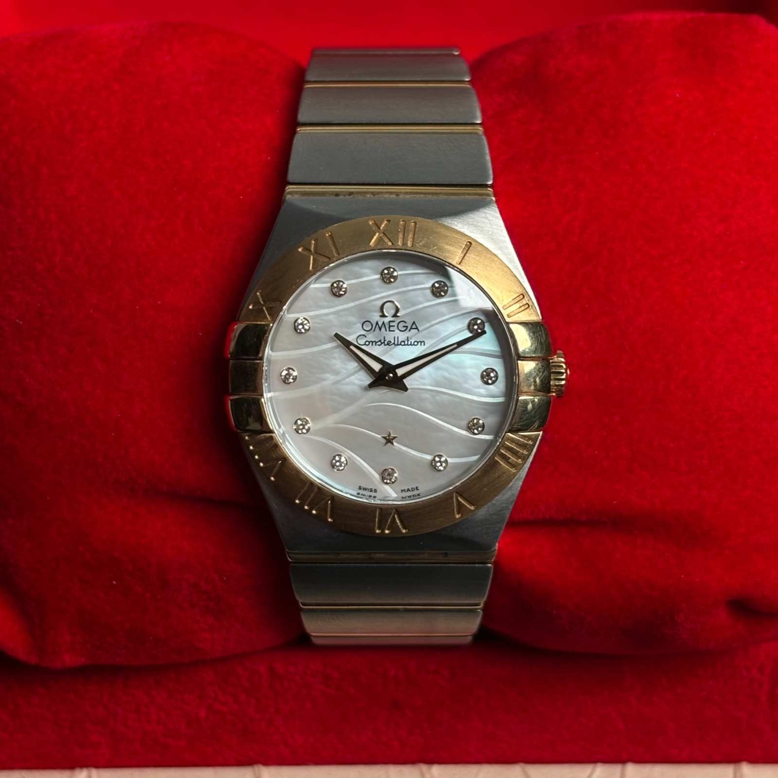 ساعت مچی زنانه امگا 27 میلیمتری صفحه صدف برلیان موج دار Omega Constellation New Face مدل k-123.20.27.60.55.005-92219644