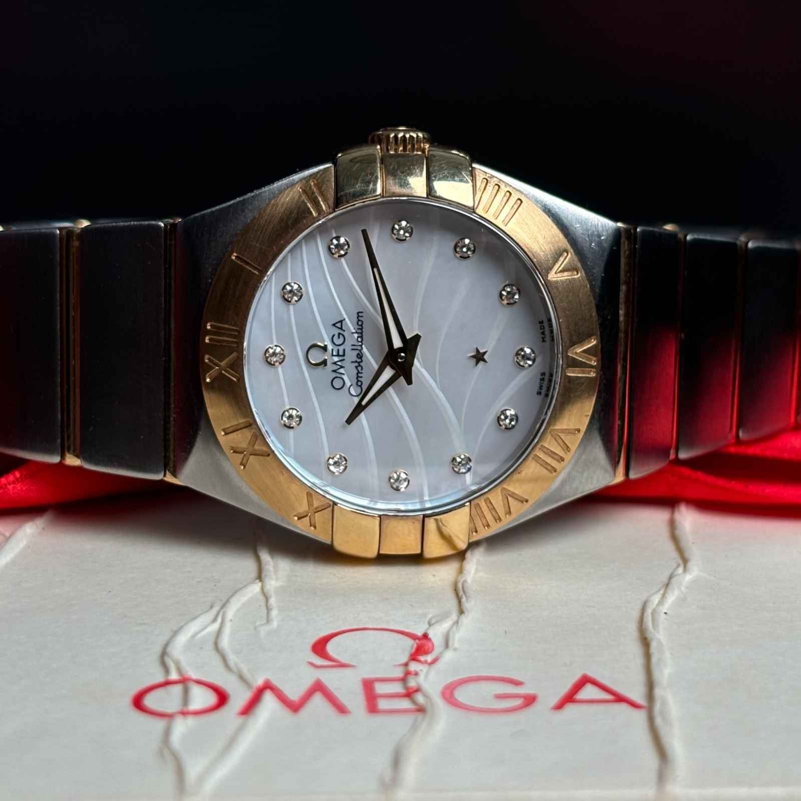 ساعت مچی زنانه امگا 27 میلیمتری صفحه صدف برلیان موج دار Omega Constellation New Face مدل k-123.20.27.60.55.005-92219644 - تصویر 2
