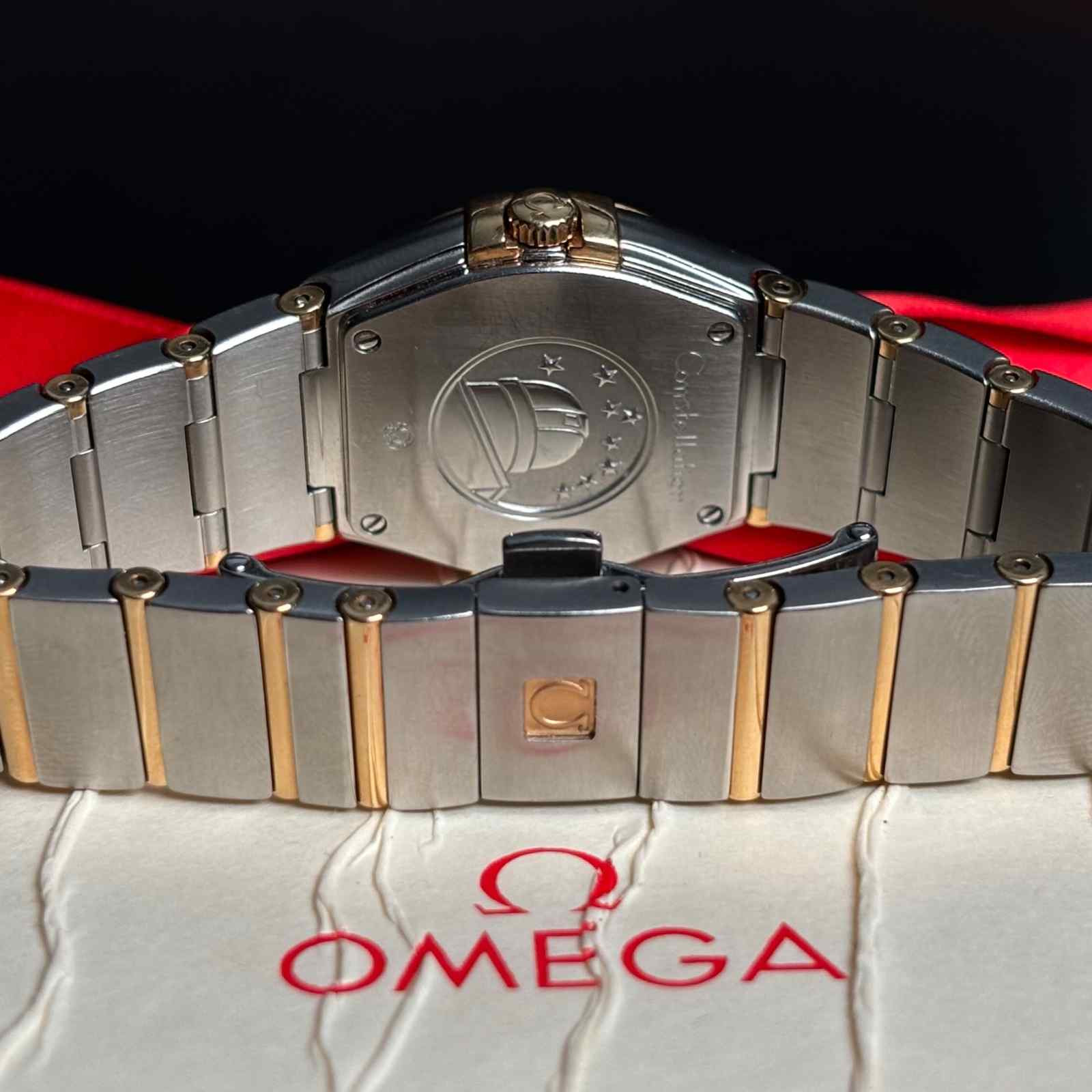 ساعت مچی زنانه امگا 27 میلیمتری صفحه صدف برلیان موج دار Omega Constellation New Face مدل k-123.20.27.60.55.005-92219644 - تصویر 3